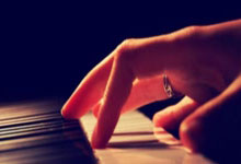 米兰体育官网-绝境魔人！哈兰德补时绝杀封神，一己之力改写英超争冠格局