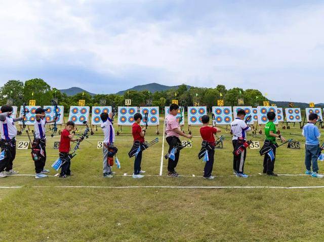 关于射箭比赛竞技激烈，箭矢穿云破风的信息