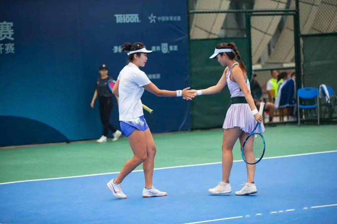 网球女子双打决赛选手配合默契