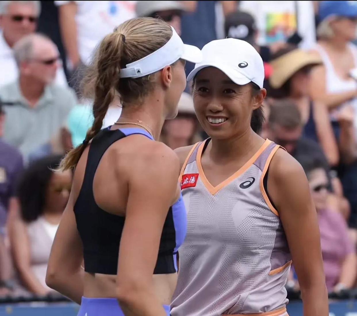 网球女子双打决赛选手配合默契