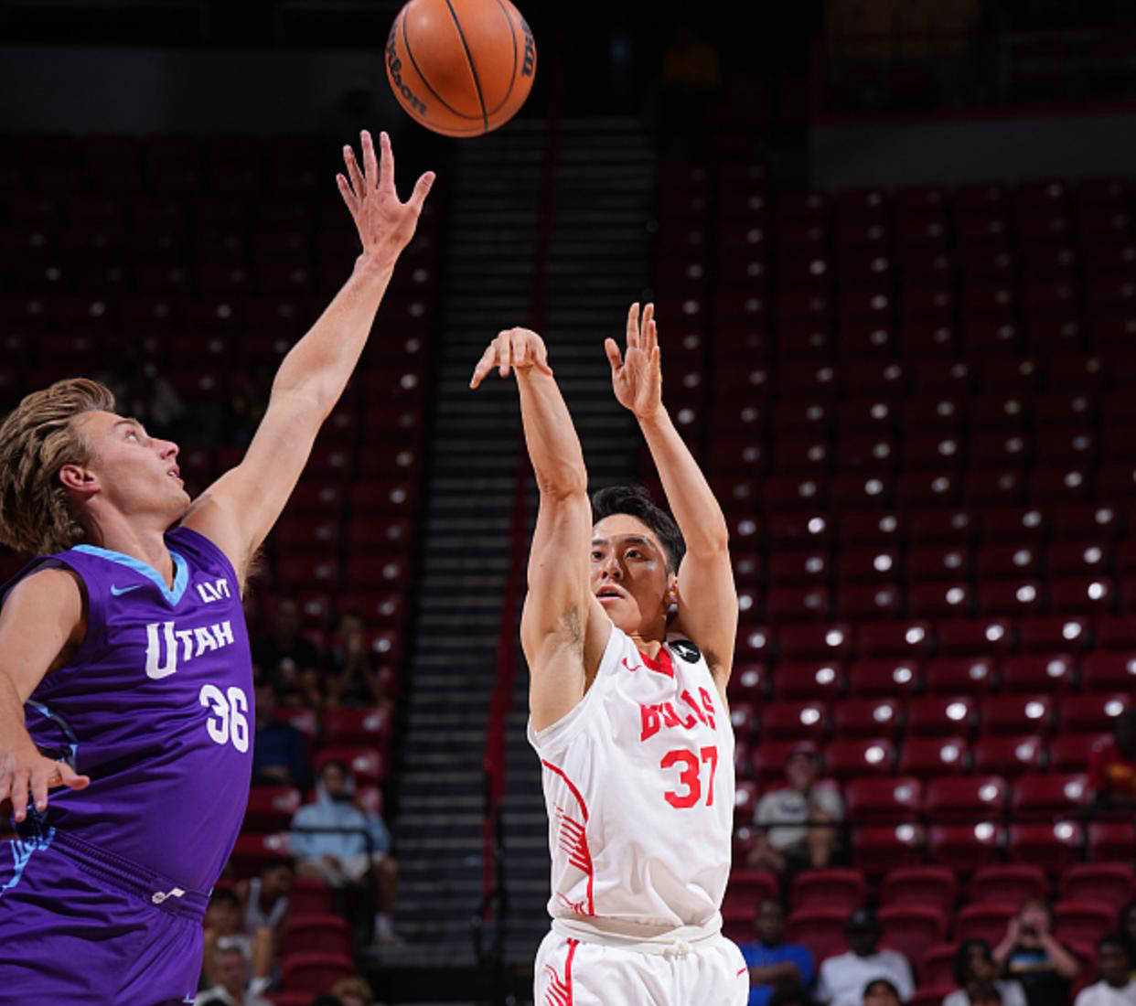 勇士击败公牛，保持不败纪录