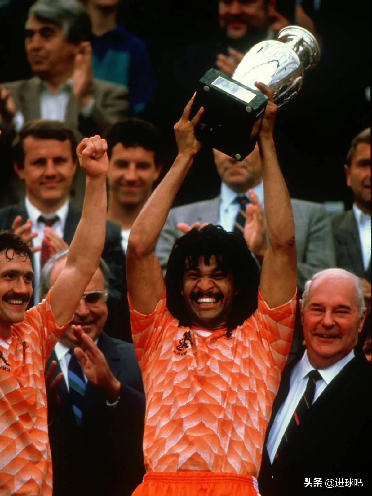 荷兰队在激烈较量中赢得关键胜利 荷兰队在激烈较量中赢得关键胜利