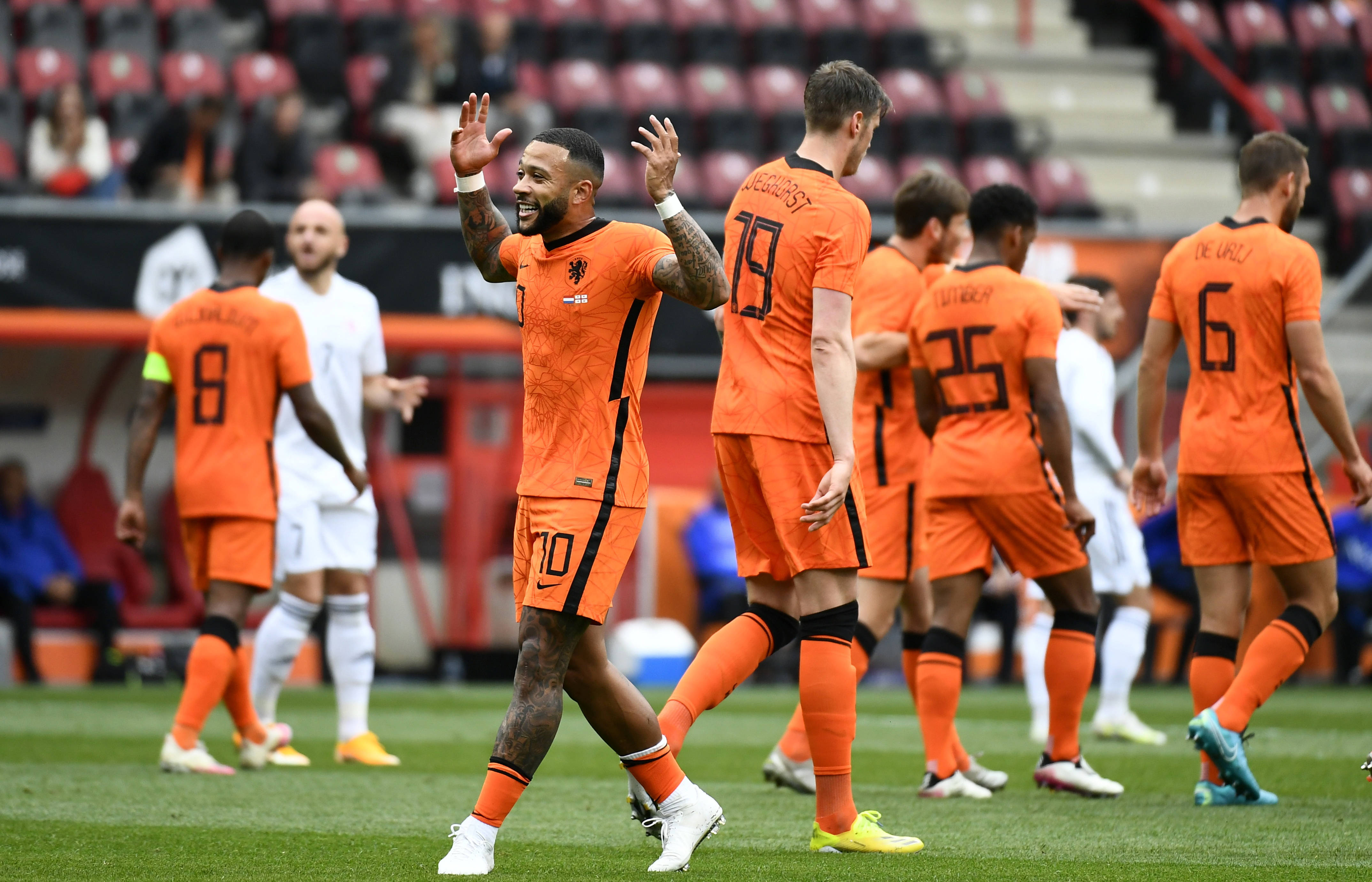 荷兰队在激烈较量中赢得关键胜利 荷兰队在激烈较量中赢得关键胜利