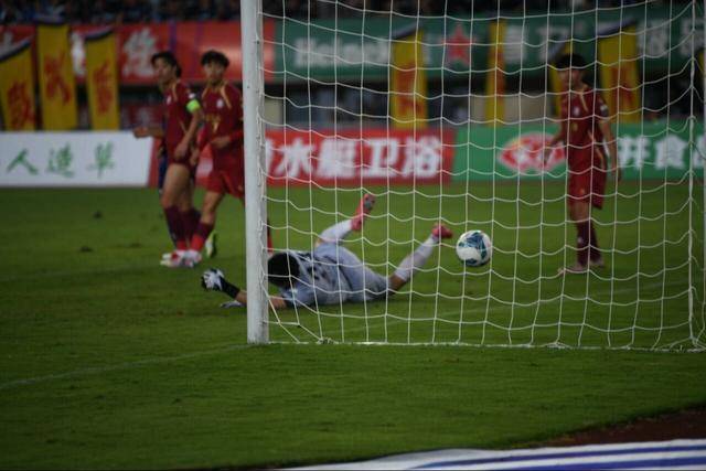 精妙传球,掀起球迷的欢呼声的简单介绍 精妙传球,掀起球迷的欢呼声的简单介绍