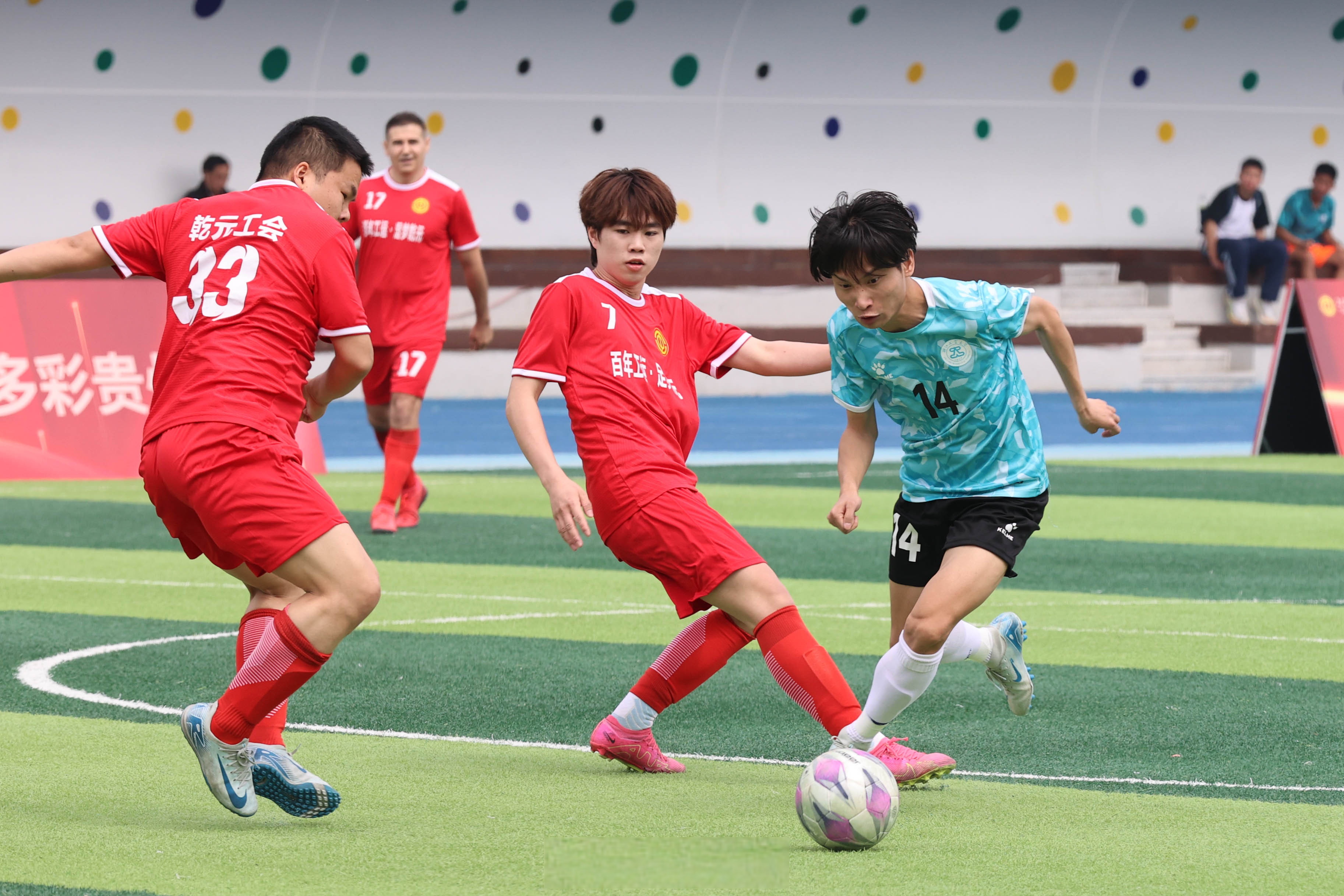 中国足球联赛中球员们的拼搏精神再现 中国足球联赛中球员们的拼搏精神再现