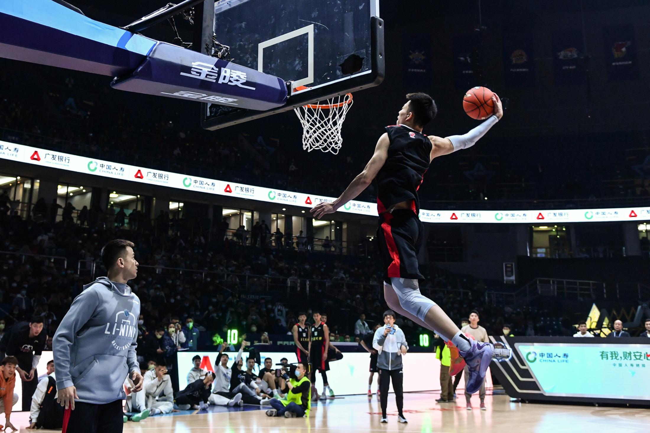 辽宁男篮全队发挥出色，轻松击败对手