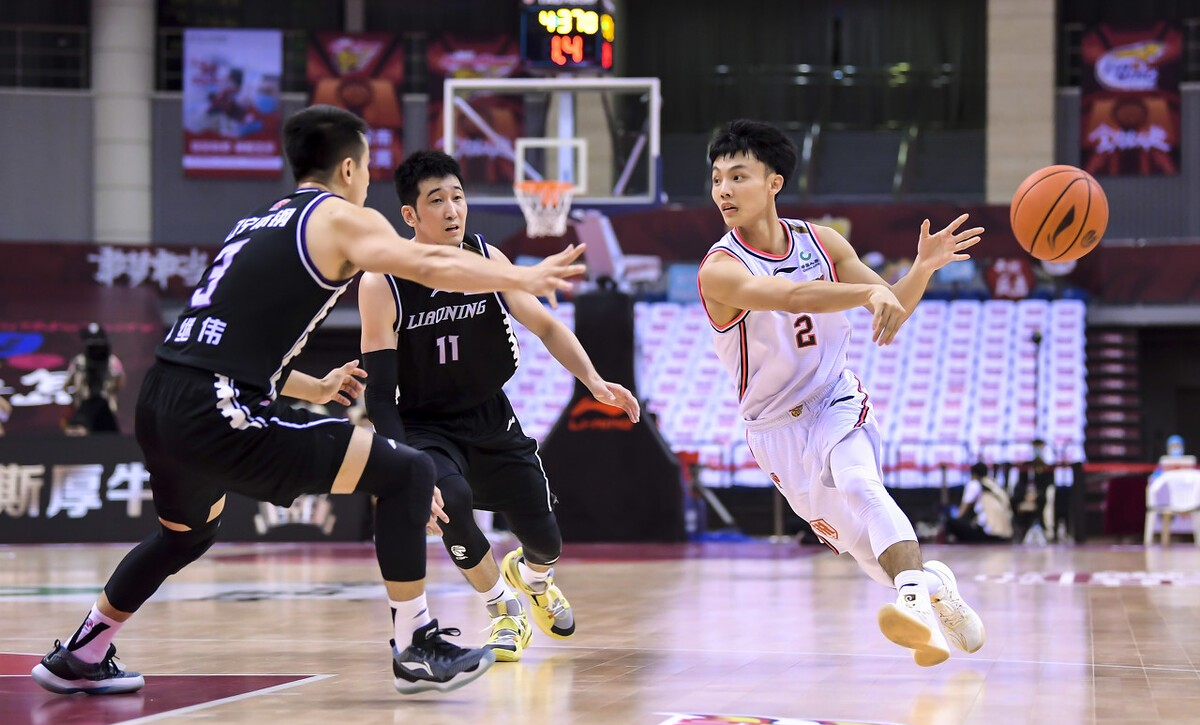 辽宁男篮全队发挥出色，轻松击败对手
