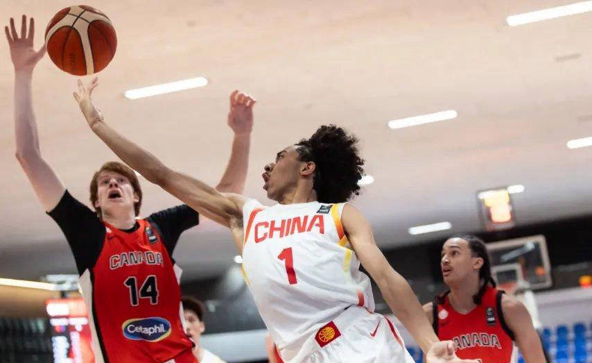 加拿大男篮队员表现神勇，连续砍下高分