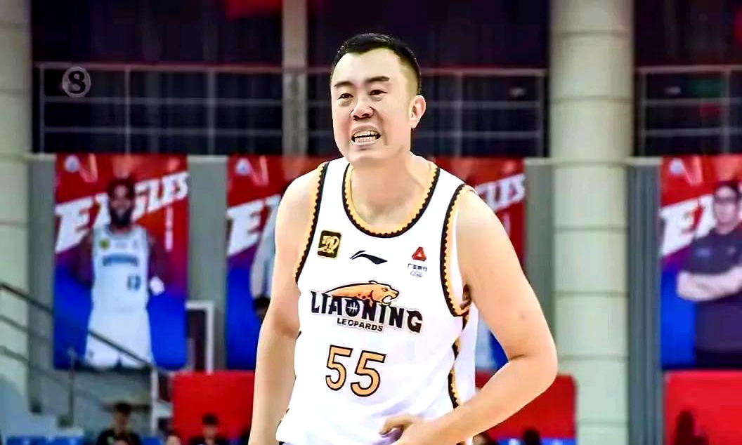 精湛表现！球员在关键时刻冷静应对比赛挑战