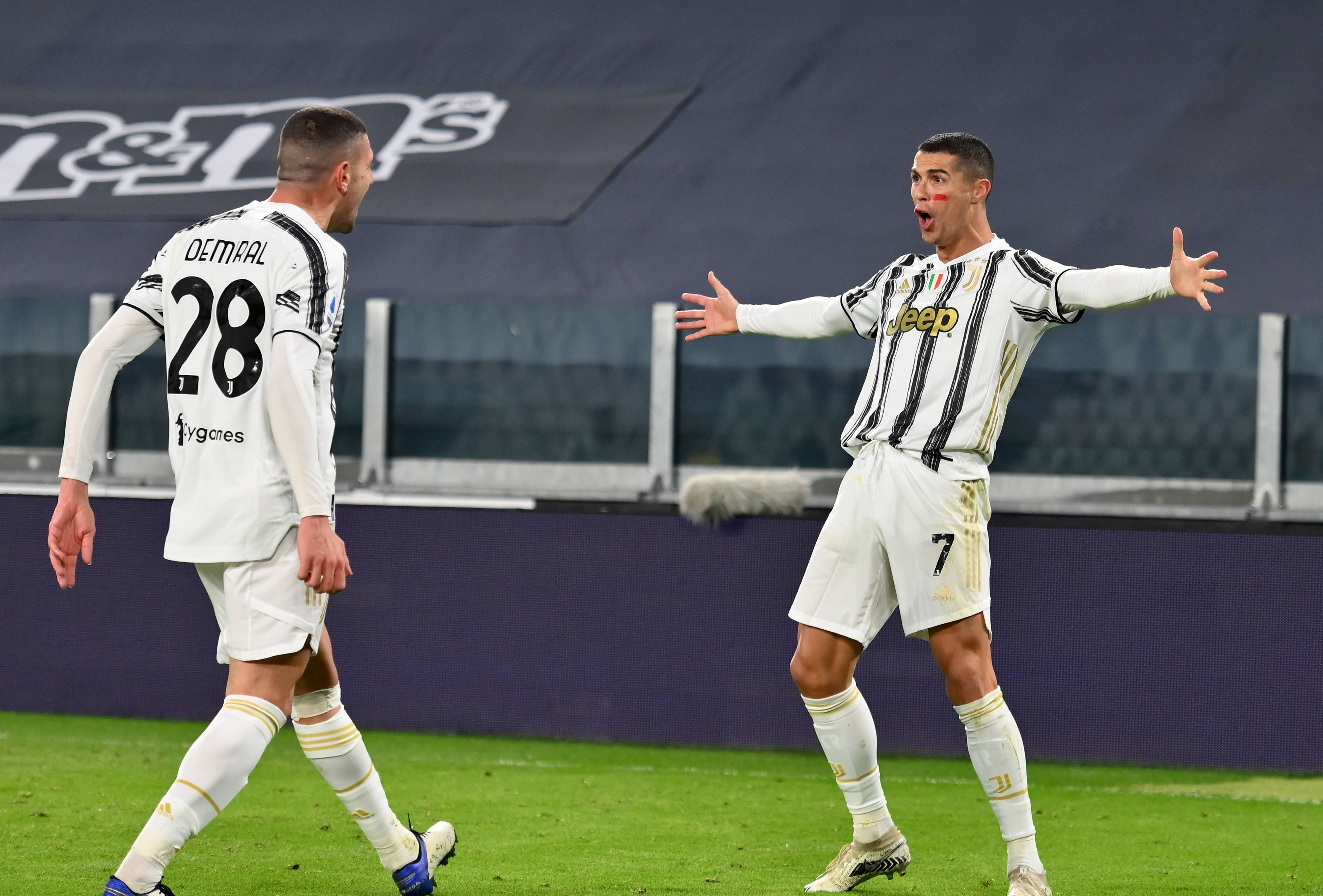 包含卡利亚里主场告捷，赢得关键三分的词条