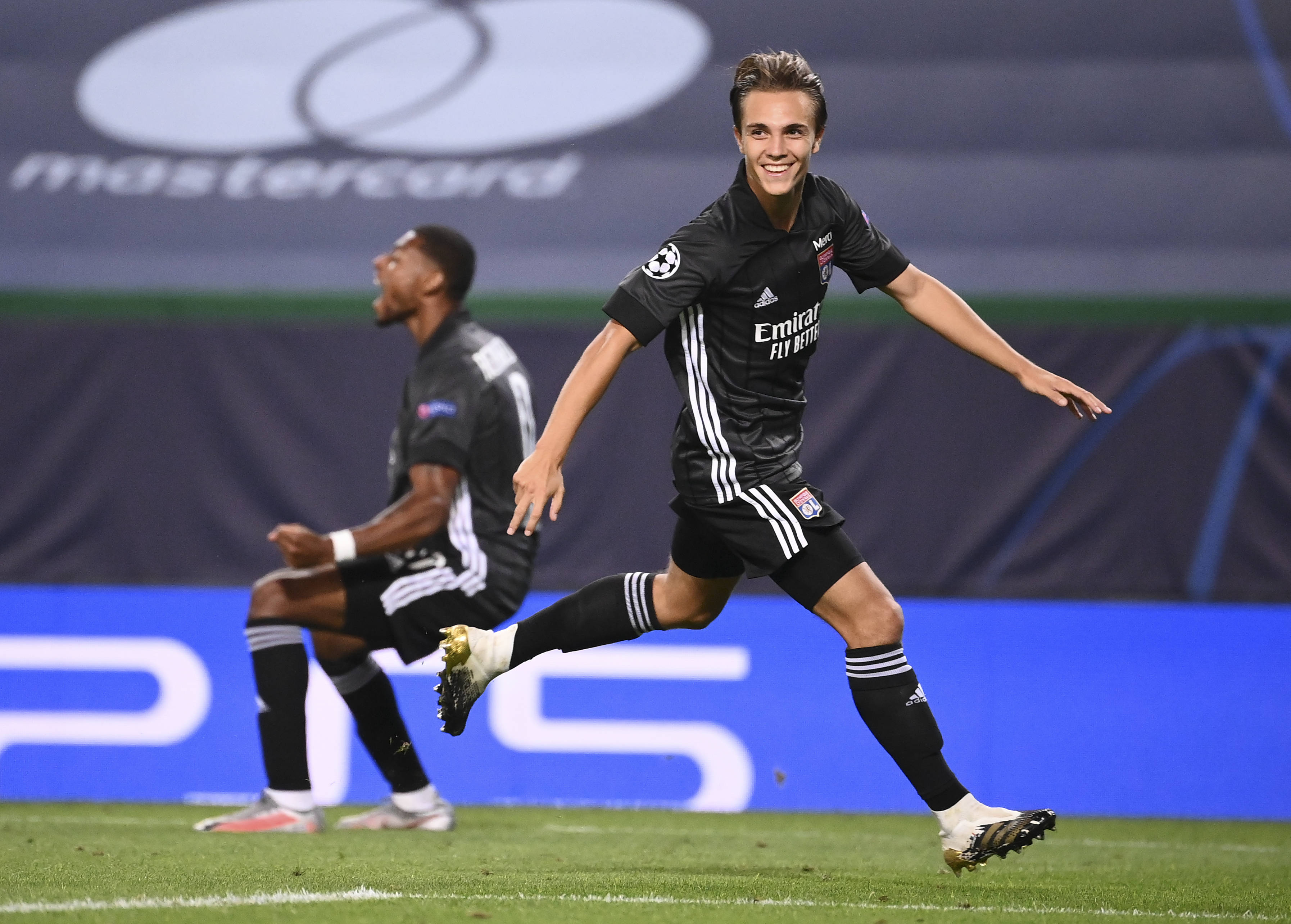 里昂队员表现出色，助球队获得宝贵三分