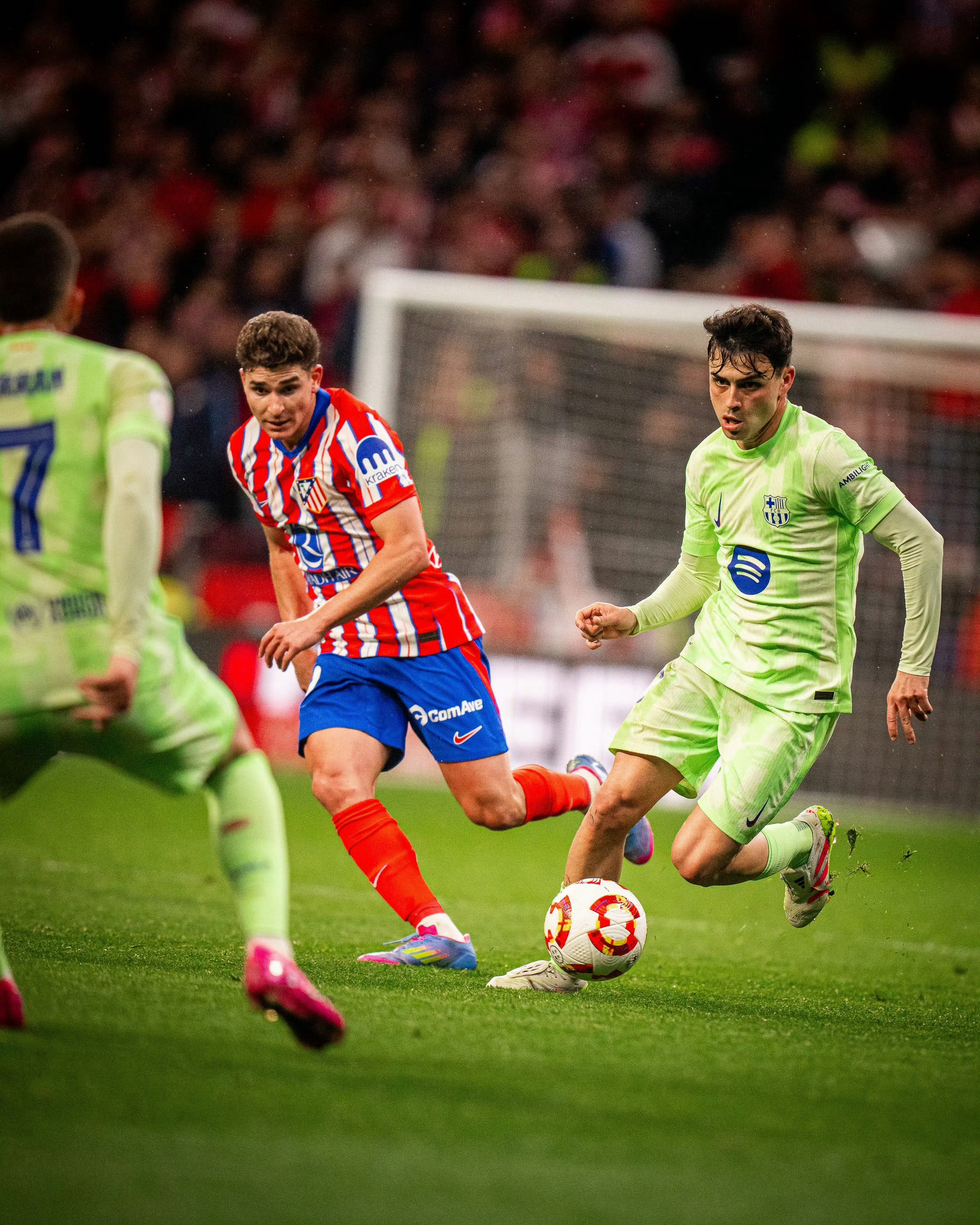 巴塞罗那球员表现优异，球队晋级冠军联赛半决赛的简单介绍