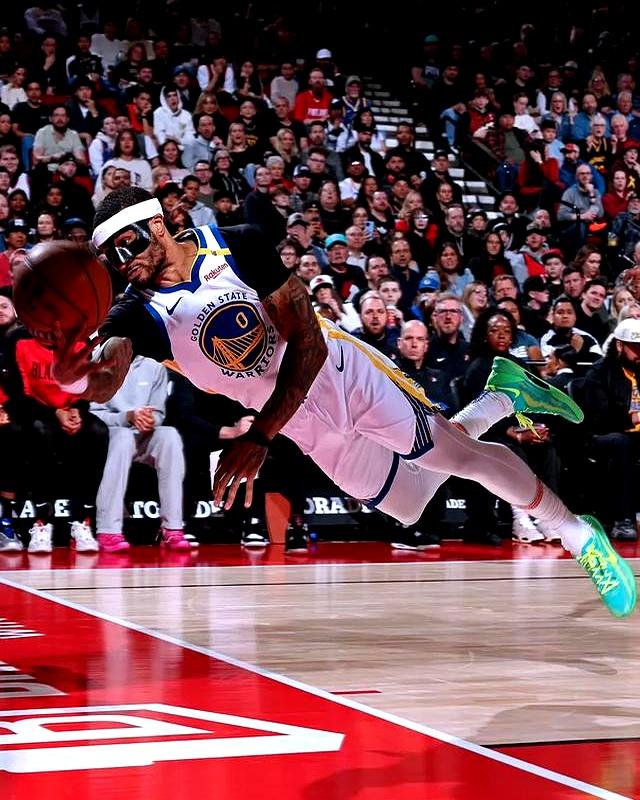 勇士惨遭开拓者逆转，遗憾丢掉大比分。