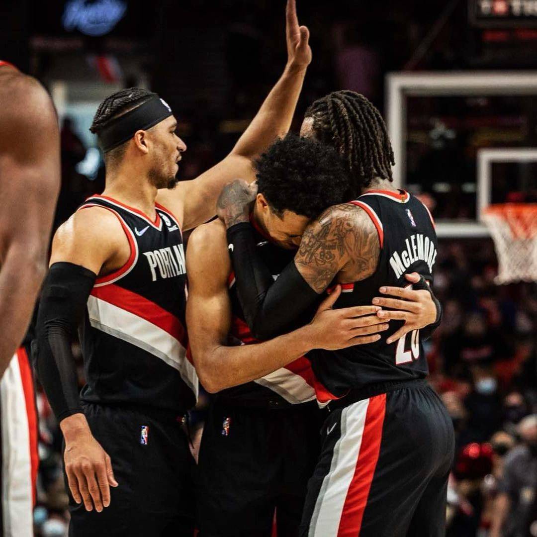 雄鹿横扫开拓者，彰显全队团结力量的简单介绍