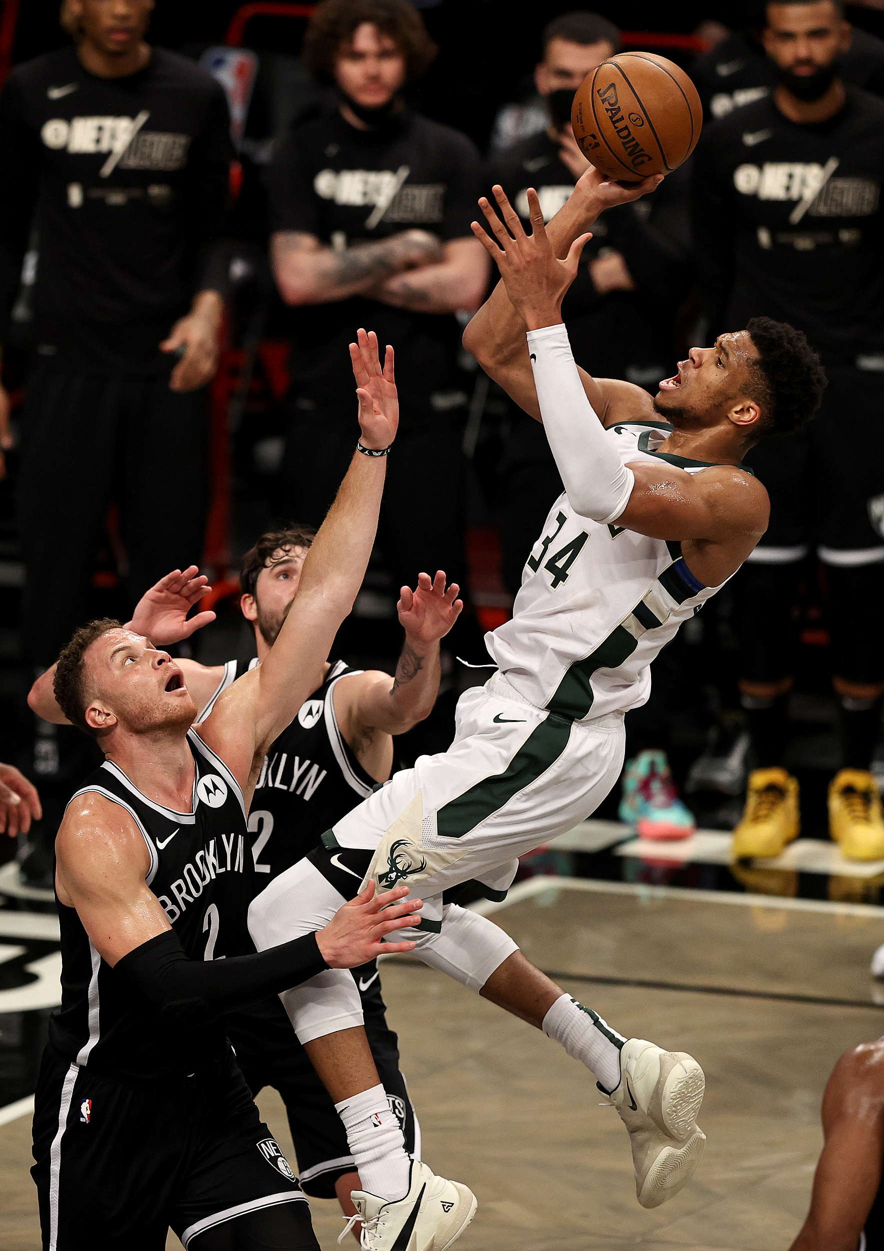 热火顺利击败篮网，领跑东部