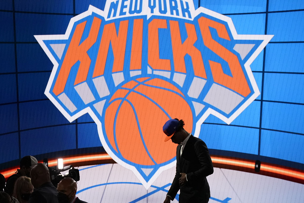 开拓者横扫马刺，实现三连胜