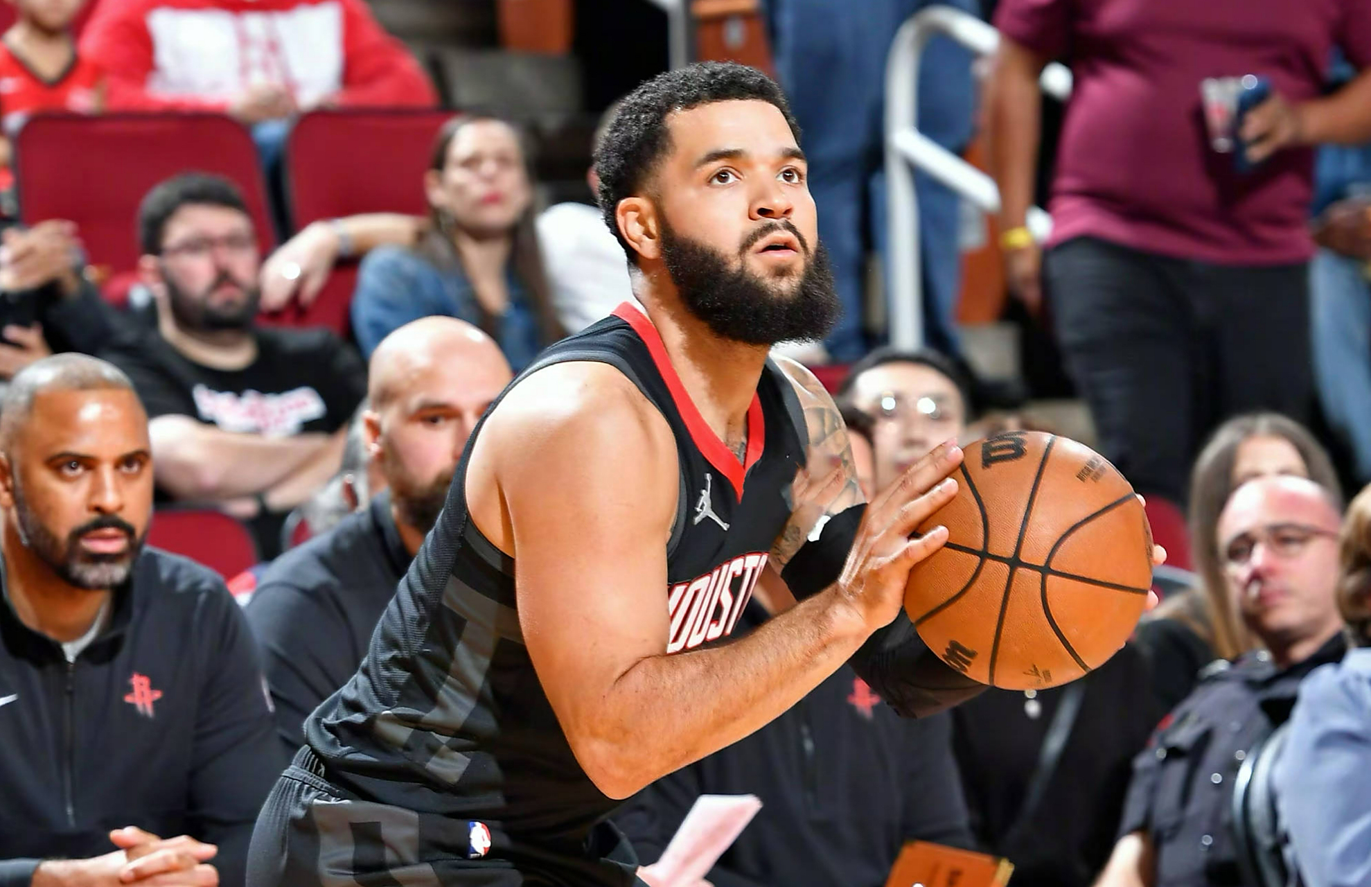 关于猛龙击败国王，范弗利特24分成全队最高的信息